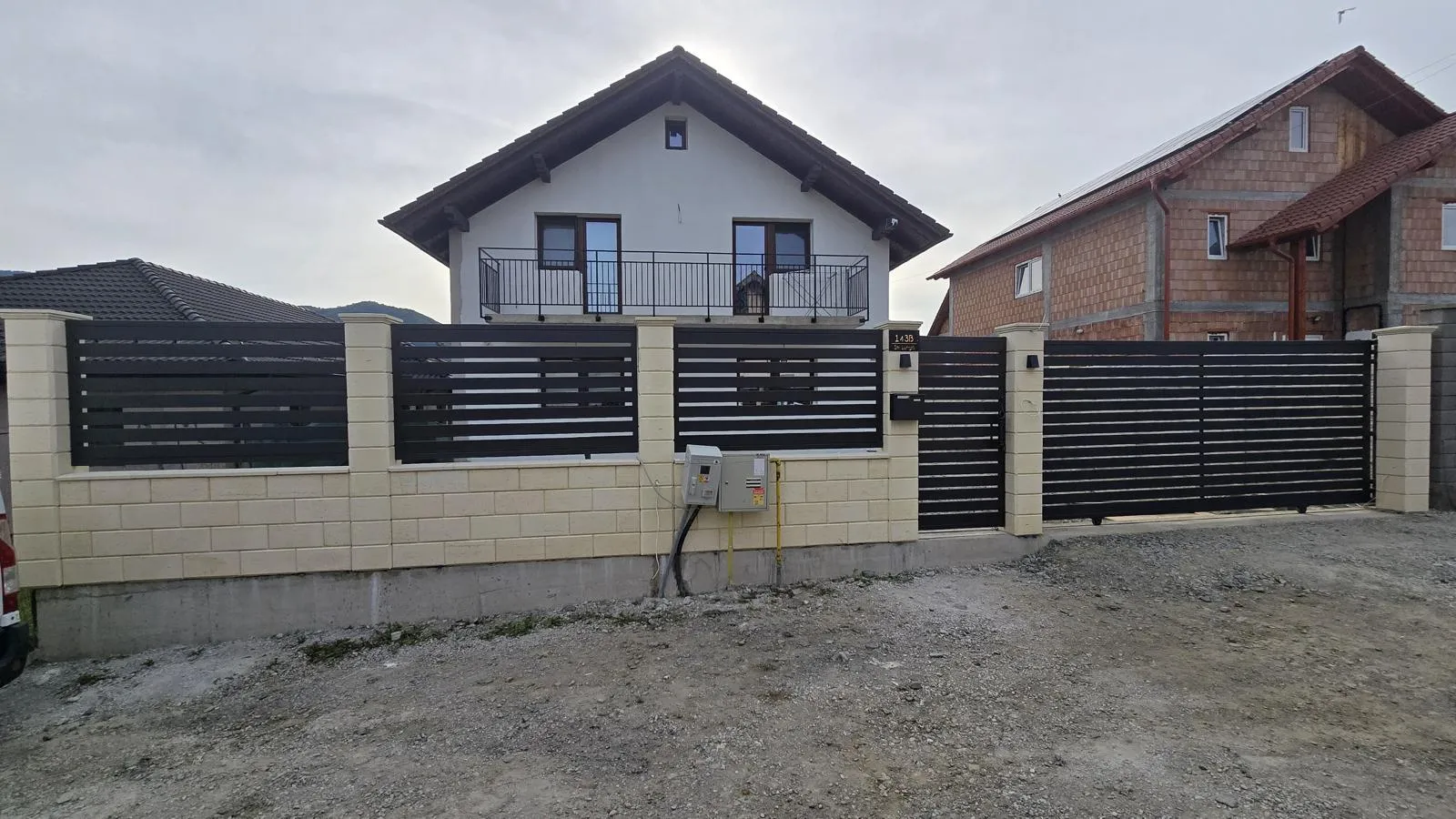 Poartă și gard metalic