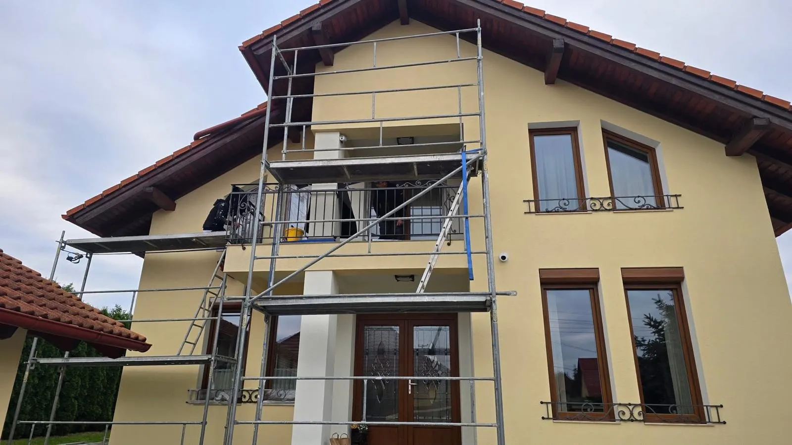 Fațadă și balustrade din fier
