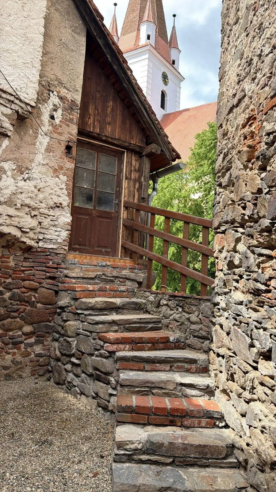 Trepte din piatră, restaurate